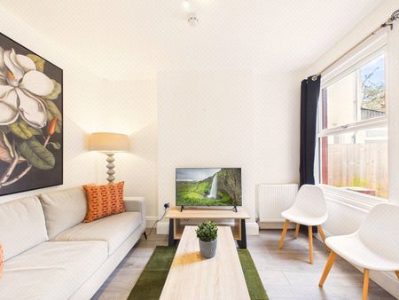 4 Bed Terraced House, Ridgway Road, LU2 - Photo 3