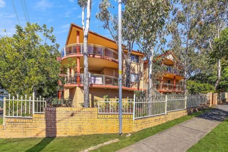 WELL PRESENTED 2-BEDROOM APARTMENT CLOSE TO TRANSPORT! - Photo 3