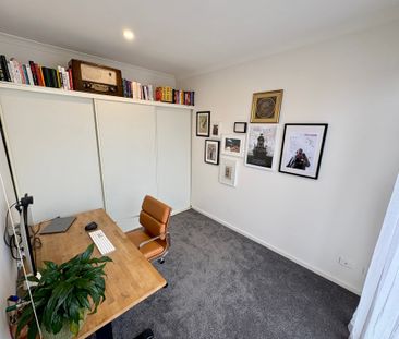 Stylish & contemporary north facing townhouse with an abundance for natural light - Photo 3