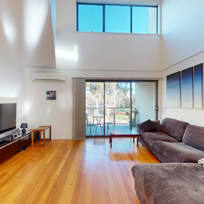 Fully Furnished Townhouse with Views Over Edinburgh Gardens! - Photo 1