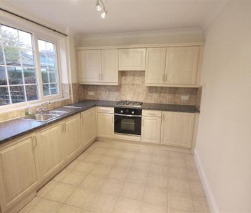 3 Bedroom House - Detached To Let - Photo 2