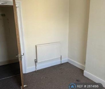 3 bedroom flat to rent - Photo 2