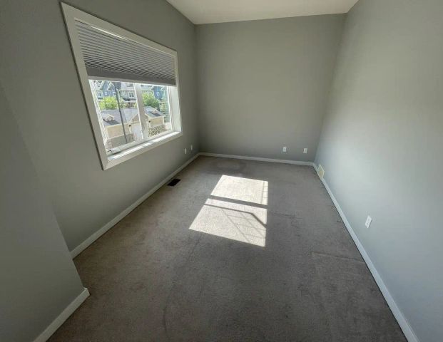 Room For Rent w/ Private Bathroom — 1 Bedroom Room For Rent - Photo 1