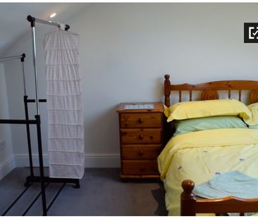 Cute room to rent in 4-bedroom house in Terenure, Dublin - Photo 4