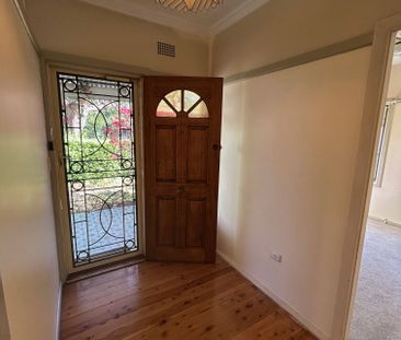 Newly renovated 3-bedroom family house with new carpet and Sunny de... - Photo 2