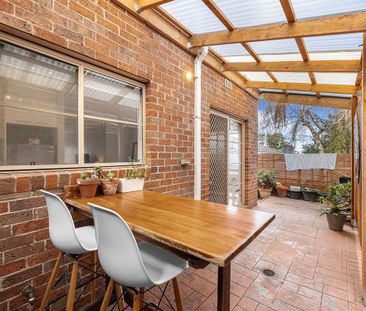 Elevated Georgian Town Home Nestled In Court Location! - Photo 3