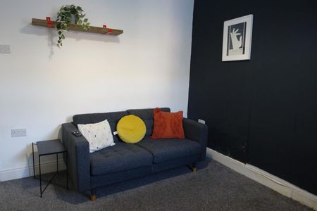 3 bedroom House To Let - Photo 2