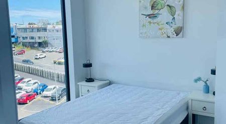 Modern 2BR Apt with Balcony & AC - Photo 4