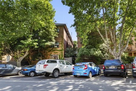 Charming Renovated Two-Bedroom Apartment in Prime St Kilda Location - Photo 3