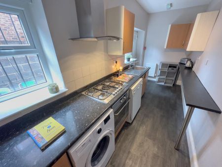 1 bedroom in a house share to rent - Photo 2