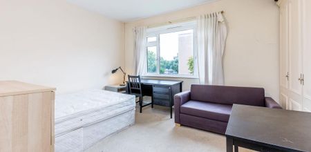 3 Bedroom, 1 bath, 1 reception Flat - Photo 2