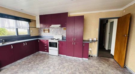 A comfortable and functional home in a convenient location. - Photo 3