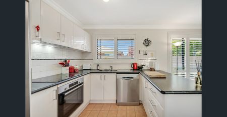 Immaculately Presented 2 Bedroom Villa – 5 min walk to the Station - Photo 5