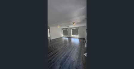 FOR LEASE – TWO SEPARATE HOMES IN ONE PROPERTY! - Photo 3