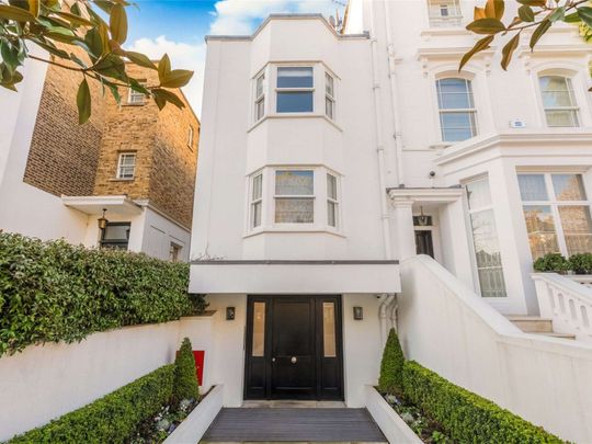 A stunning one bedroom apartment that has been immaculately interior designed in a popular, portered building. - Photo 1
