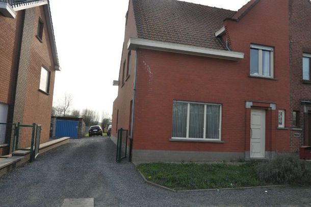 Rustig gelegen gerenoveerde woning met ruime tuin en garage. - Photo 1