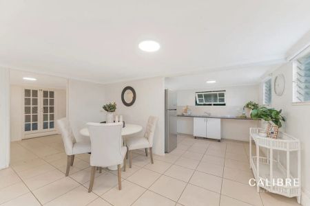 “Spacious Queenslander with Big Backyard and Dual Living Option” - Photo 2