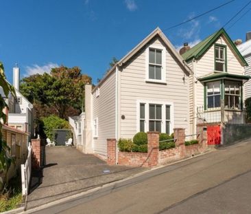 Charming Cottage in Thorndon – Walk to CBD & Botanic Gardens! - Photo 2