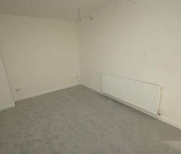 3 bedroom flat to rent - Photo 4