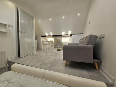 4 bedroom flat to rent - Photo 2