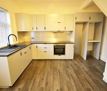 2 bedroom end of terrace house to rent - Photo 4