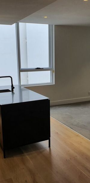 Air-conditioned 1 Bedroom Apartment - walk to schools, bars/cafes, public transport and the Brisbane River - Photo 1