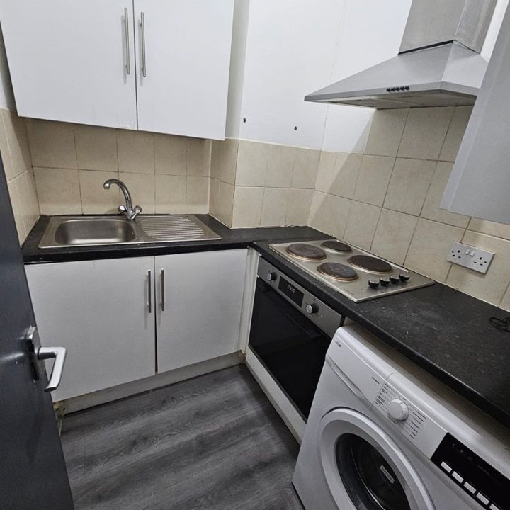 2 Bed Flat, Withington Road, M16 - Photo 1