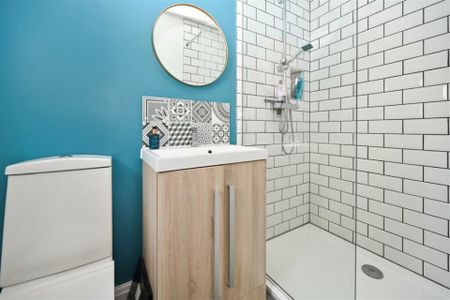 4 bedroom Semi-detached house to rent - Photo 4