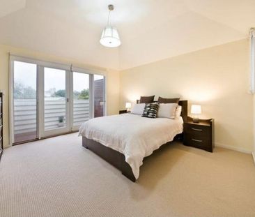 PERIOD PERFECTION IN LIFESTYLE LOCATION! - Photo 4