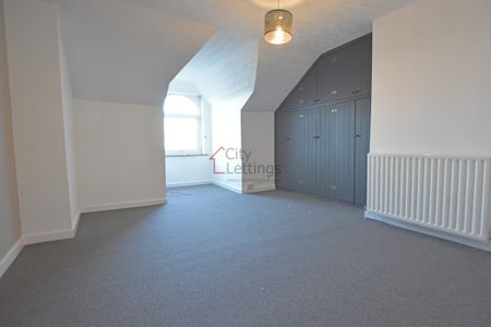 4 Bedroom Mid Terraced House - Photo 4