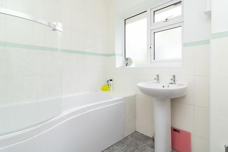 4 bedroom semi-detached house to rent - Photo 5