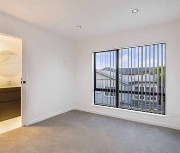 Ideal Family Living Ã¢ÂÂ Walk to Top Avondale Collage - Photo 2