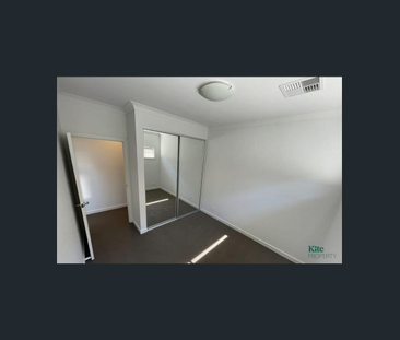 Modern 3-Bedroom Townhouse in Peaceful Marden - Photo 6