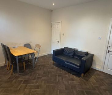 Room 3, Knowle Road, Burley, Leeds, LS4 2PJ - Photo 2