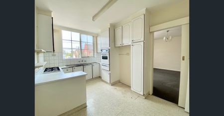 Unbeatable Location in the heart of ELSTERNWICK – 2 Bedroom Apartment | FLARE REAL ESTATE - Photo 4