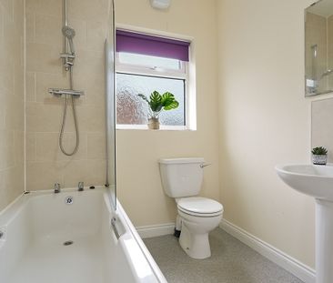 4 bedroom property with 2 bathrooms - Photo 1