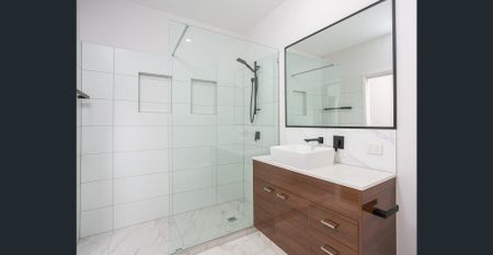 Stunning Modern Large 3 Bedroom Townhouse Apartment - Photo 2