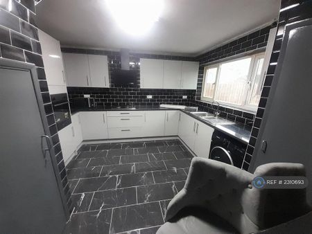 4 bedroom end of terrace house to rent - Photo 3
