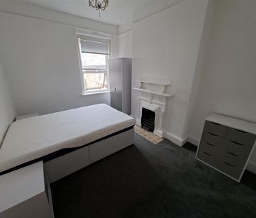 Howard Gardens, Cardiff - Photo 2