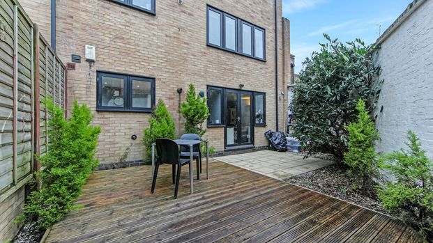 3 Bed flat with excelent transport links Room C - Photo 1