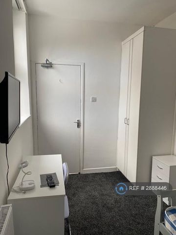 1 bedroom in a house share to rent - Photo 3