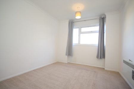 Davos Close, Woking - Photo 4