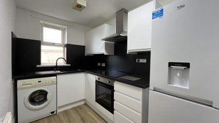 2 bedroom flat to rent - Photo 4