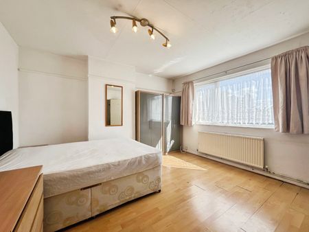 Larchwood Drive, Englefield Green, TW20 0SH - Photo 4