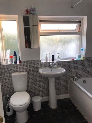 1 bedroom in a house share to rent - Photo 2