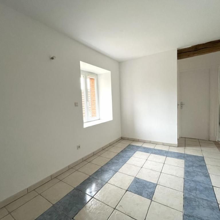 A louer à VILLE-DOMMANGE, appartement en duplex comprenant : vaste entrée desservant salon-séjo... - Photo 1