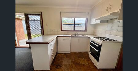 SPACIOUS 3 BEDROOM HOME! - Photo 5