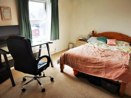 1 bedroom in a house share to rent - Photo 3