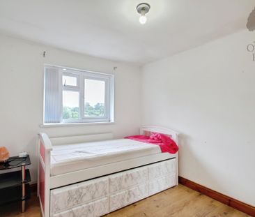 3 bed terraced house to rent in Farm Crescent, Slough, SL2 - Photo 3