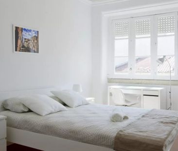 Room for rent in 6-bedroom apartment in Santo António - Photo 2